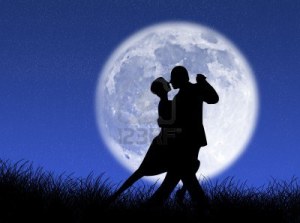 2379484-couple-danse-un-tango-au-clair-de-lune